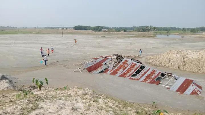 টাকা পরিশোধ না করেই কৃষকের জমিতে বালু ভরাটসহ বাউন্ডারি দেয়াল